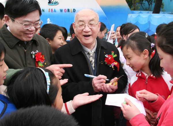 院士风采——中国科学院院士刘健康为小学生签名